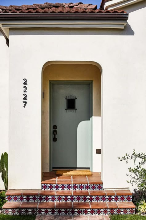 Spanish style bungalow in Venice Beach celebrates tropical modernism Sage Door, Exposed Wood Ceilings, Stucco Paint, Style Bungalow, Spanish Bungalow, Built In Pantry, Stucco Homes, Stucco Exterior, Stucco Walls