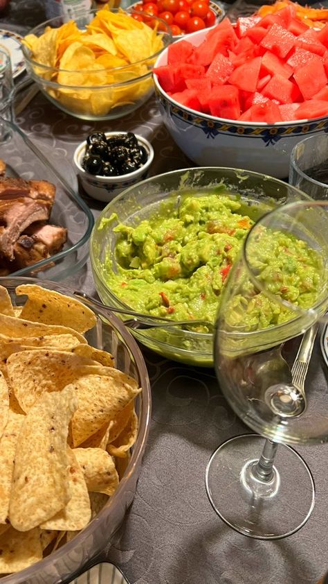 Pictures Of Mexican Food, Mexican Food Nachos, Cheesy Nachos Aesthetic, Nachos And Guacamole, Mexican Food Instagram Story, Mexican Aesthetic Food, Mexican Lifestyle Aesthetic, Mexican Dinner Aesthetic, Taco Night Aesthetic