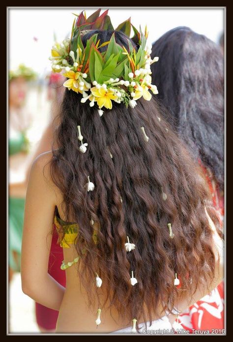 Polynesian Dancer hair flowers heiva kauai Polynesian Hairstyles, Polynesian Hair, Polynesian Outfits, Tahitian Dance Costume, Polynesian Flowers, Dancer Hairstyles, Tahitian Costumes, Ori Tahiti, Hawaii Fashion