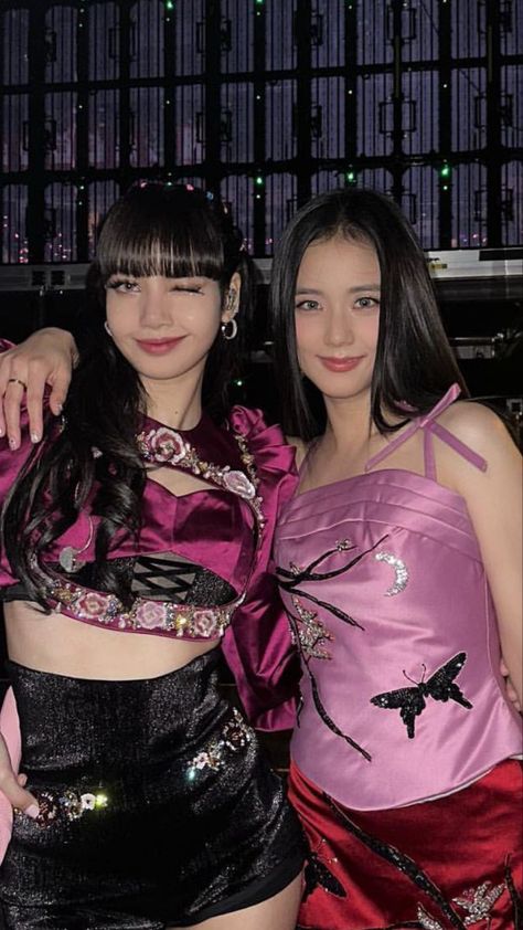 Couple Outfits Black, Cute Friend Poses, Best Friend Match, Liz Gillies, Black Pink Background, Pink Tour, Mnet Asian Music Awards, Kpop Couples, Black Pink Songs