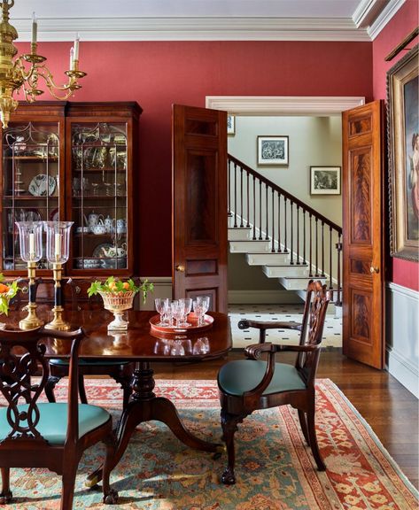 1920s Dining Room, Western Houses, Williamsburg Decor, Hummingbirds Photography, Red Dining Room, Dining Design, Antique Interior, Red Walls, Design Styles