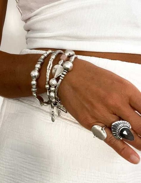 Chunky Silver Jewellery, Silver Bracelet Stack, Big Bracelets, Inexpensive Jewelry, Silver Bracelets For Women, Layered Necklaces Silver, Dope Jewelry, Stacked Jewelry, Funky Jewelry