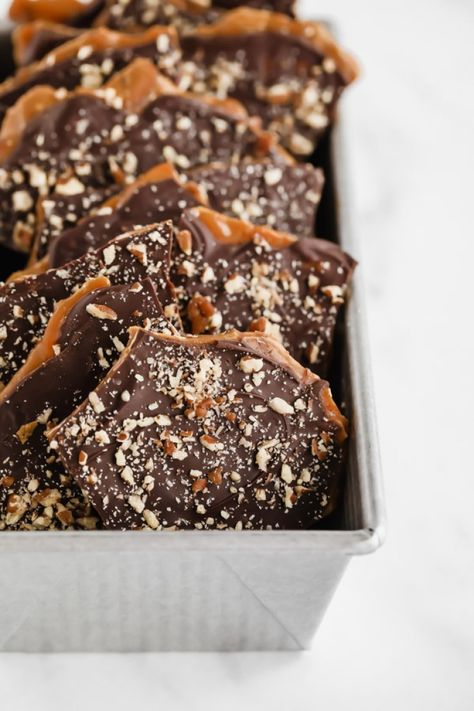 Toffee And Chocolate Bark, Chocolate Almond Bark Recipes, Dark Chocolate Bark Recipes, Chocolate Bark Ideas, Dark Chocolate Treats, Caramel Bark, Chocolate Bark Recipes, Peppermint Bark Fudge, Pecan Toffee