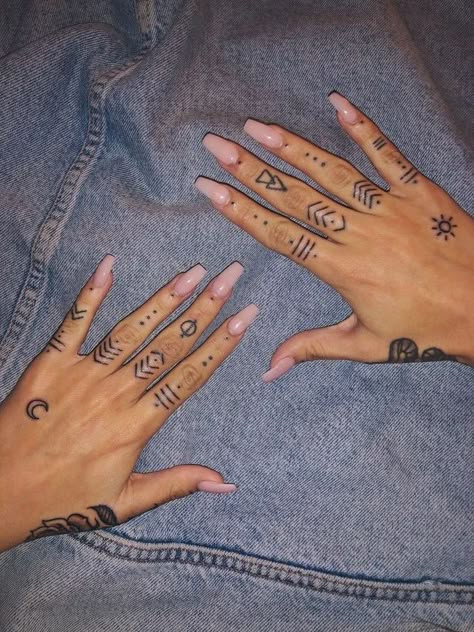 White Finger Tattoos, Girl Finger Tattoos, Tattoo Main, Simple Hand Tattoos, Unique Tattoos Black Women, Tiny Finger Tattoos, Tattoos Black Women, Finger Tattoo For Women, Finger Tats