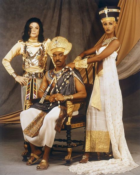 Michael Jackson, Eddie Murphy and Iman on the set of ‘Remember The Time', 1991. Directed by John Singleton, released January 1992. Hee Man, Michael Jackson King Of Pop, Eddie Murphy, Michael Jackson Pics, Paris Jackson, Jackson Family, Joseph Jackson, Remember The Time, Jackson 5