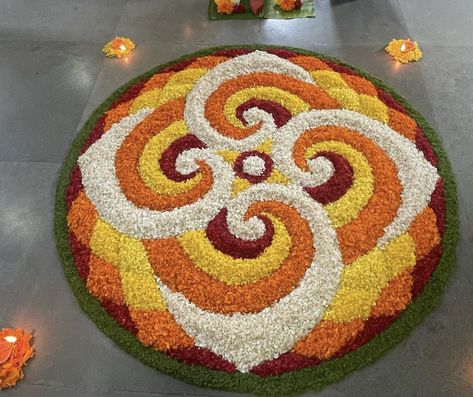 Flower Carpet Design Onam, Rangoli Designs Flower Diwali, Onam Rangoli Flower, Floral Rangoli Designs Flower, Floral Rangoli Designs, Rangoli From Flowers, Flower Rangoli Designs Creativity, Pookkalam Designs, Onam Vibes