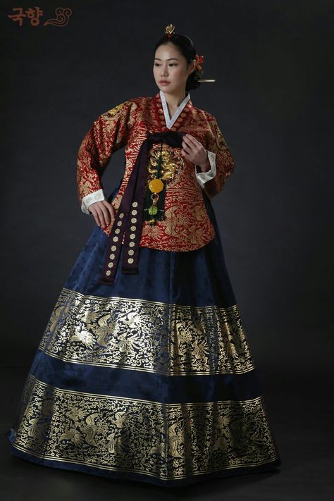 Korean Traditional Dress Hanbok, Korean Traditional Clothing, Korea Dress, Casual Attire For Women, Modern Hanbok, Korean Traditional Dress, Gaun Fashion, Korean Hanbok, Korean Traditional