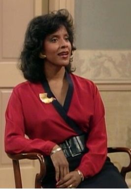 Phylicia Rashad as Clair Huxtable wearing a gold brooch on "The Cosby Show" #ClairHuxtable #TheCosbyShow #gold #brooch #PhyliciaRashad Clair Huxtable, Mom Characters, Phylicia Rashad, The Cosby Show, Dramatic Classic, Vintage Black Glamour, Black Excellence, Hollywood Glamour, American Actress