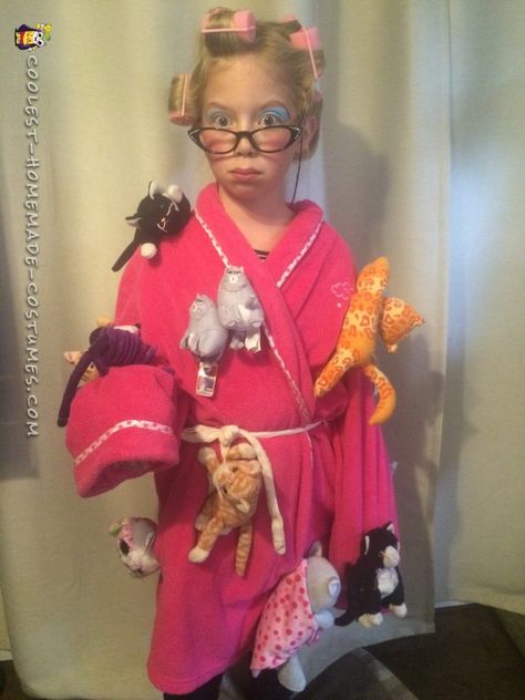 Last Minute Crazy Cat Lady Costume Crazy Cat Lady Halloween Costume, Cat Lady Costume, Crazy Cat Lady Costume, Last Minute Kostüm, Costume Homemade, Costumes For Work, Bonnie Und Clyde, Halloween Costumes For Work, Griswold Family