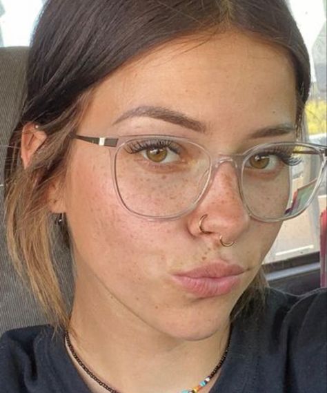 Glasses Frames For Women Clear, Trend Glasses 2024, Glasses Square Face For Women, Aesthetic Prescription Glasses, Nose Ring And Glasses, Cute Glasses For Oval Face, Clear Frame Glasses Aesthetic, Nose Ring With Glasses, Aesthetic Glasses Frames For Women