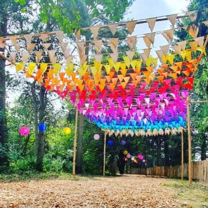 Spring Festival Ideas, Outdoor Bunting, Thermocol Craft, Diy Pergola Kits, Big Bamboo, Fair Theme, Event Entrance, Wedding Bunting, Mehndi Decor