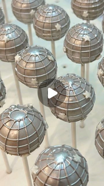 RebeccasCakePops on Instagram: "Have a ball! 🪩  🪩Disco ball cake pops for a Bat Mitzvah 🪩 #discoball #disco #batmitzvah #cakepops #desserts #nyc #lowereastside #dessert #eatinggood #nycdessert #ilovenewyork #lovefood #foodie #nycfood #cutefood #cheatday #eats #eeeeeats #cakepops #rebeccascakepops" Metallic Cake Pops, Disco Ball Cakepops, New Year’s Eve Cake Pops, Disco Food Ideas, Disco Desserts, Disco Cake Pops, Cakepops Ideas Birthday, Taylor Swift Party Food Ideas, Disco Ball Cake Pops