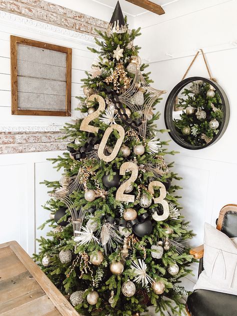 New Years Easy Decorations, New Year’s Eve Tree Decor, New Year’s Eve Garland, All Year Tree Ideas, New Year’s Party Decoration Ideas, New Years Backyard Party, Nye Tree Decorations, New Year’s Eve House Party Decor, Nye Mantle Decor