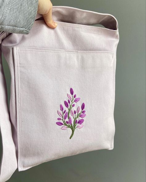 Tote Bag Embroidery Ideas, Tote Bag Ideas, Bag With Embroidery, Handpainted Tote Bags, Simple Hand Embroidery Patterns, Sewing To Sell, Diy Embroidery Designs, Diy Bag Designs, Diy Bags Patterns