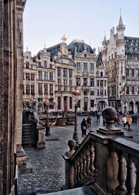 Grand Place Brussels, Brussels Travel, Grand Place, European City, Belgium Travel, Voyage Europe, Beautiful Places To Visit, Travel Inspo, Places Around The World