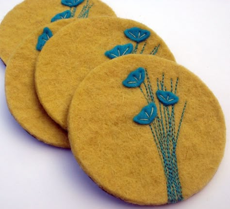 Felt Jewellery, Wool Felt Coasters, Ideas Regalo, Sewing Jewelry, Sue Spargo, Felt Coasters, Felting Ideas, Felted Wool Crafts, Fabric Brooch