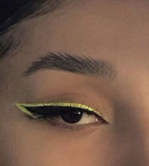 Black And Yellow Eyeliner, Yellow Eyeliner Looks, Gold Eyeliner Looks, Dark Makeup Aesthetic, Cool Eyeliner Ideas, Colored Eyeliner Looks, Yellow Eyeliner, Eyeliner Aesthetic, Smokey Eye Makeup Steps