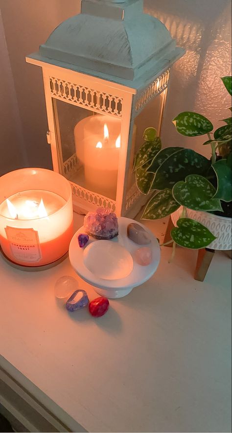 Aesthetic Room Cute, Room Cute Decor, Crystal Altar Ideas, Plants And Candles, Room Inspo Aesthetic, Crystal Alter, Crystals Altar, Nightstand Ideas, Pastel Danish