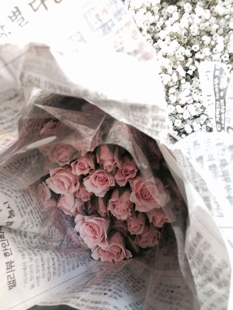 Pheobe's delicate pink spray roses wrapped in newspaper, tied with twine. From LA Flower Market. Flowers Wrapped In Newspaper, Newspaper Wrapping, Pink Boutique, Fairy Dust, Spray Roses, Flower Market, Floral Tie, Twine, Pink Flowers