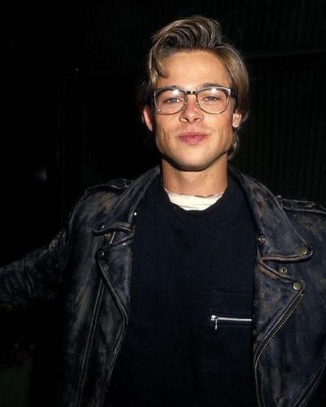 Young Brad Pitt, Brad Pitt Hair, Brad Pitt Style, Celebrities With Glasses, 90s Boys, Kris Kristofferson, 90s Men, Hottest Male Celebrities, Outfits Hombre