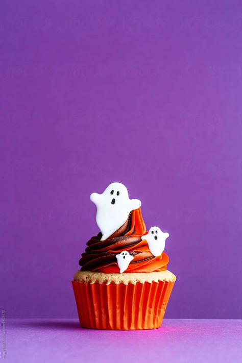 Halloween Cupcakes Photography, Halloween Cookies Photography, Halloween Food Photography, Halloween Product Photography, Cupcake Background, Spooky Shoot, Halloween Cupcakes Decoration, Cupcake Photography, Dessert Halloween