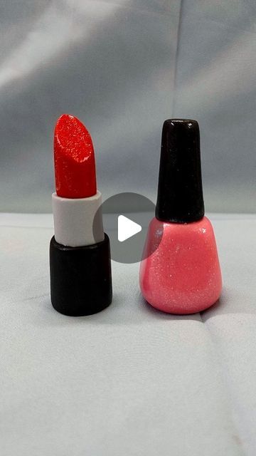 Fondant Makeup, Fondant Makeup Tutorial, Makeup Theme Cake Pops, Makeup Theme Cake Topper, Makeup Theme Cake, Lipstick Birthday Cake, Edible Lipstick, Fondant Lipstick, Lipstick Cake