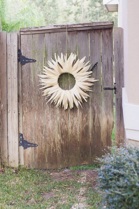 Make this gorgeous DIY fall wreath with inexpensive corn husks! Perfect Thanksgiving wreath! Cornhusk Wreath, Thanksgiving Corn, Turquoise Wreath, Corn Husk Wreath, Gold Glitter Paint, Fall Thanksgiving Wreaths, Feather Wreath, Gold Pumpkins, Fall Festivities