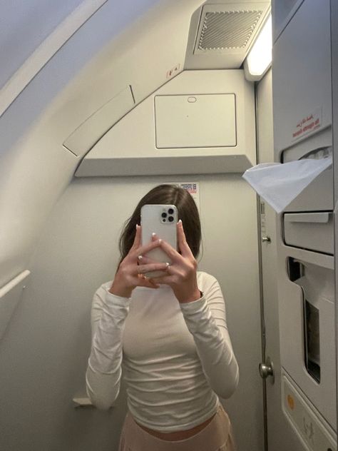 Airport Mirror Pic, Airplane Bathroom Selfie, Airport Toilet, Airplane Toilet, Classy Airport Outfit, Flight Outfit Airport Style, Chic Airport Outfit, Chic Travel Outfit, Comfy Airport Outfit