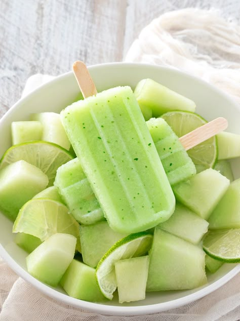 Honeydew Popsicles, Easy Snacks For Party, Easy Snacks Ideas, Snacks Ideas For Kids, Homemade Popsicles Healthy, Mint Popsicles, Summer Popsicle Recipes, Snacks For Party, Gourmet Popsicles