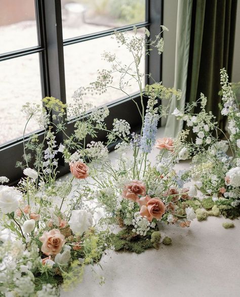 Wild Flower Floor Arrangement, Meadow Table Flowers, Floor Meadow Wedding, Meadow Style Wedding Flowers, Wedding Aisle Floral Arrangements, Wedding Meadow Flowers, Floral Meadow Wedding, Meadow Wedding Flowers, Moss Floral Arrangements