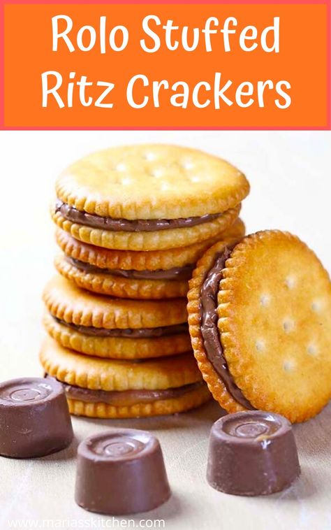 Easy Rolo Stuffed Ritz Crackers Cracker Dessert, Ritz Cracker Recipes, Cracker Candy, Ritz Cracker, Homemade Crackers, Christmas Candy Recipes, Cracker Recipes, Ritz Crackers, Cookies Recipes Christmas