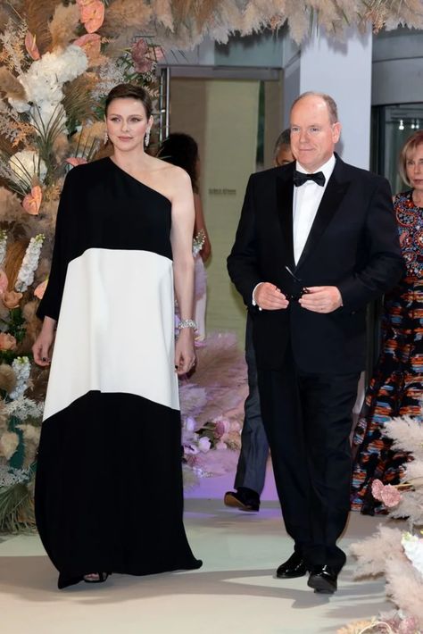 Fürstin Charlene, Charlene Von Monaco, French First Lady, Princess Of Monaco, Princess Charlene Of Monaco, Prince Albert Of Monaco, Dark Skirts, Black And White Gown, Royal Portraits