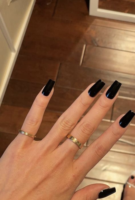 Acylic Nails Neutral, Rounded Square Nails Long, Short Square Nails Plain Colors, Nails Medium Square Design, Solid Nail Color Ideas Square, Acrylic Nail Designs Medium Square, Black Square Round Nails, Nail Inspiration Square Medium, Black Shirt Square Nails