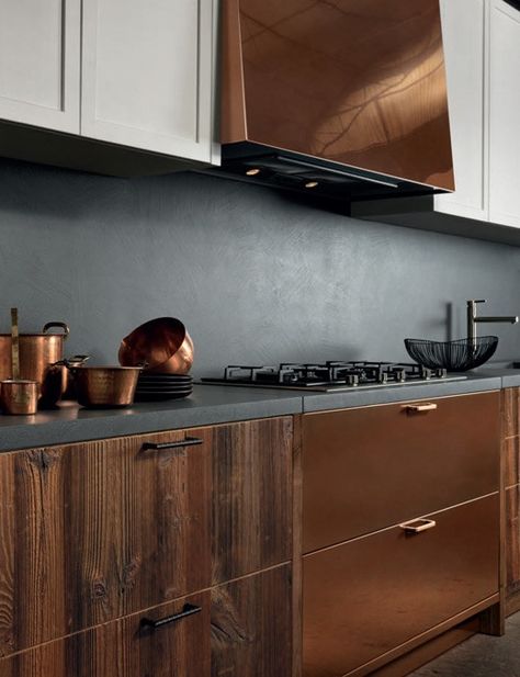 Five fall design trends: mismatched cabinets, dark and matte colors Slate Backsplash Kitchen, Black Slate Kitchen, Dark Backsplash, Slate Backsplash, Stove Hood, Dark Countertops, Dining Interior, Hood Design, Copper Wood