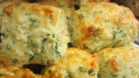 Cheese And Chive Scones, Cheese Puffs Recipe, Puff Recipe, Biscuit Dough, Cheese Puffs, Cheese Appetizers, Think Food, Crumpets, Snacks Für Party