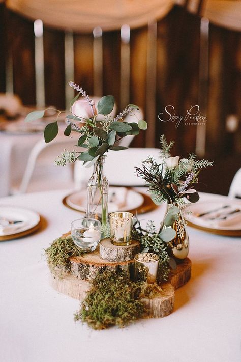 Wood Rounds Wedding Decor, Wood Piece Centerpieces Wedding Ideas, Wood Disc Wedding Centerpiece, Rustic Candelabra Centerpiece, Simple Wedding Centrepieces Round Tables, Simple Woodsy Centerpieces, Wedding Centerpieces With Moss, Rustic Centrepiece Wedding, Centerpieces For Garden Party