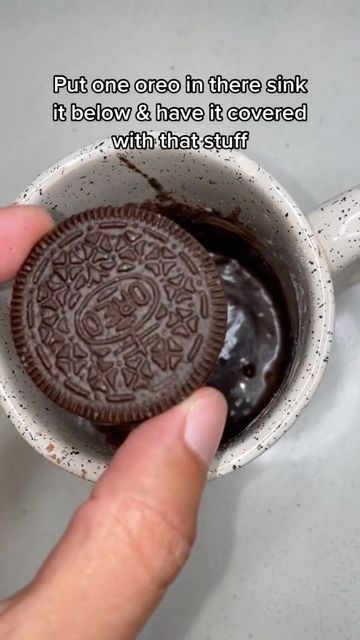 Viral Oreo Mug Cake, Chocolate Oreo Mug Cake, Oreo Mug Cake Microwave, Kitkat Cookies, Oreo Mug Cake Recipe, Chocolate Nutella Cake, Oreo Mug Cake, Oreo Mug, Mug Cake Recipe