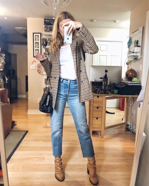 White tee+brown plaid blazer+straight-leg jeans+camel boots+black shoulder bag. Fall Weekday / Workwear Outfit 2019 501 Levis Women Outfits, Check Blazer Outfit, Brown Blazer Outfit, Plaid Blazer Outfit, Straight Leg Jeans Outfits, Boots 2020, Blazer Outfits Casual, Dry Cough, Look Jean