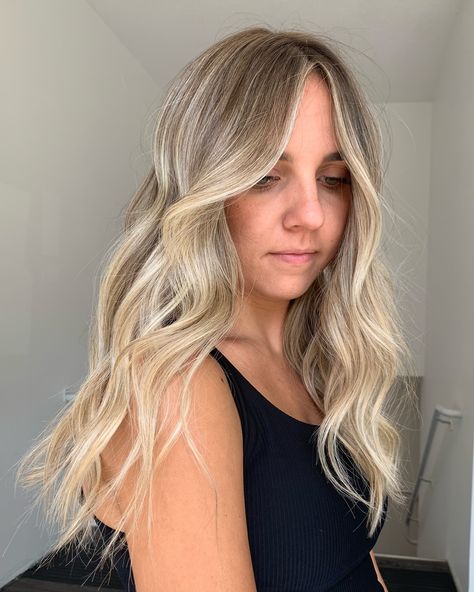 Soft, bright dimension for the win✨ Some of my favourite placements to do for blondes are the ones that look so bright and blended but there’s still a lot of softness at the root so your grow out can be so effortless, you can easily go 6+ months before you need another refresh @redkenpro {SEQ} 6N 6G - root 10WG 10Gi - ends Blondes With Dark Roots, Blond Blended Roots, Level 6 Root Smudge, Blonde Highlights With Root Smudge, Blended Roots Blonde, Blonde With Root Smudge, Bright Blonde Blended Root, Root Shadow Blonde, Root Tap Blonde