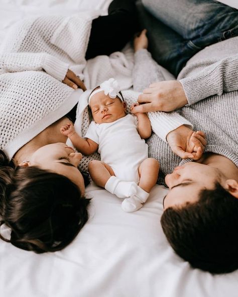 Casual Newborn Family Pictures, Newborn Family Pictures, Newborn Family Photography, Baby Fotografie, Newborn Family Photos, Newborn Photography Poses, Newborn Baby Photoshoot, Family Poses, Newborn Baby Photos