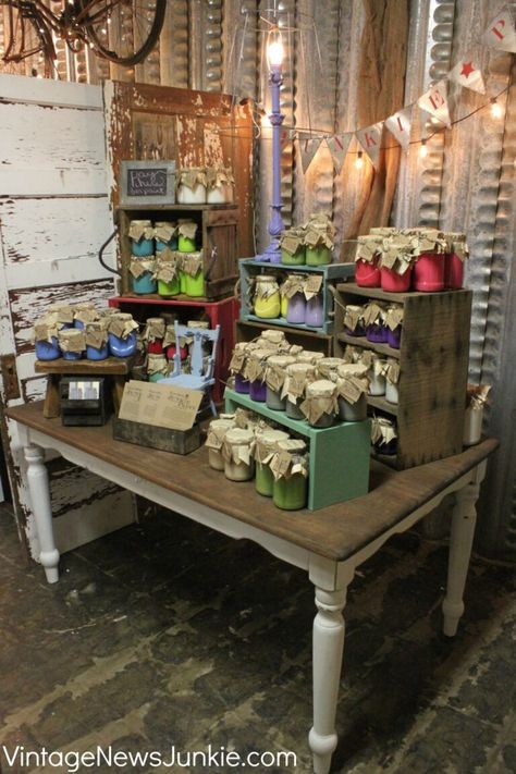 Cute crates and risers for market or fair displays - by Vintage News Junkie Vendor Booth Display Ideas, Booth Display Ideas, Vendor Booth Display, Stand Feria, Vendor Displays, Soap Display, Fair Display, Craft Fairs Booth, Design Café