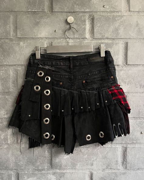 Upcycled denim skirt by @androgynous.cl . . . $30.000 www.androgynous.cl . . . #moonbeamexhibitions #fashion #denim #upcycle #androgynous #androgynousfashion Upcycled Denim Skirt, Denim Upcycle, Reworked Clothes, Upcycling Jeans, Punk Skirt, Diy Shorts, Androgynous Fashion, Upcycled Denim, Diy Fashion