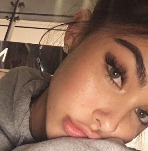 Kylie Jenner Lashes, Beautiful Lashes, Perfect Eyebrows, Eyelash Curler, Madison Beer, Lash Extensions, Beautiful Black Women, Eyelash Extensions, Kylie Jenner