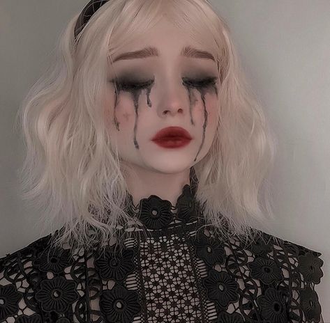 Hallowen Schminke, Mekap Mata, Air Bangs, Halloween Fest, Bangs Wig, Alt Makeup, Graphic Makeup, Halloween Makeup Inspiration, Smink Inspiration