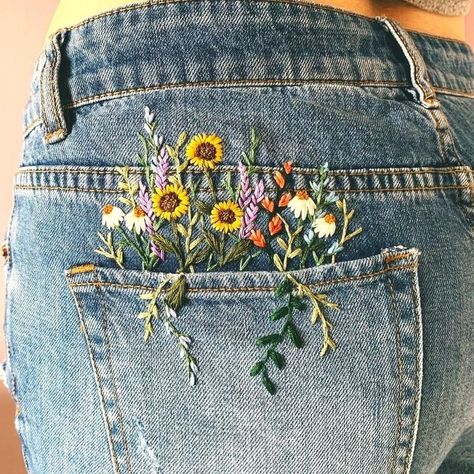 John James Needles on Instagram: “Who wouldn't love a pocketful of posies? And, wouldn't this be a fun way to incorporate embroidery and create something special? Image…” Geometric Embroidery Patterns, Denim Jeans For Women, Denim Embroidery, Creative Textiles, Make Do And Mend, Lily Bloom, Geometric Embroidery, Embroidery Stitches Tutorial, Pola Sulam