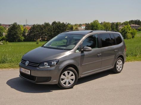 [VW Touran Comfortline BlueMotion TDI] Im Jahr 2010 hat VW dem Touran ein großes Facelift spendiert. In unserem Test zeigt der geräumige VW, ob er noch am Puls der Zeit ist. #vw #touran #volkswagen Touran Vw, Volkswagen Touran, Vw Touran, Buses, Cars And Motorcycles, Motor Car, Volkswagen, Motorcycles, Suv Car