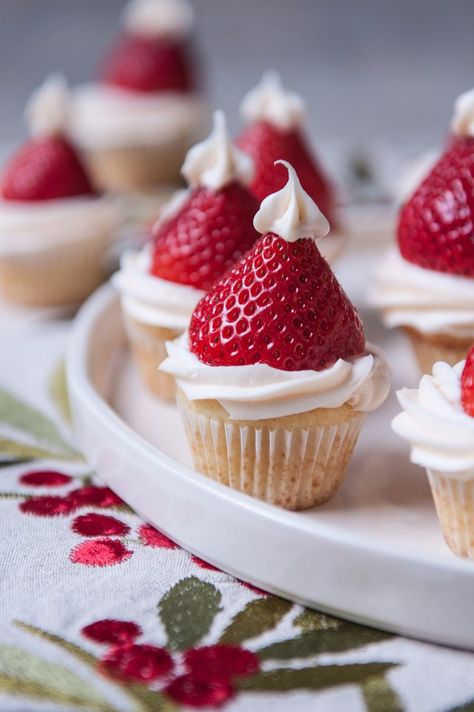 Strawberry Santa Hat cupcakes are so cute and so simple! A quick and easy DIY for the most adorable holiday treat. Simple Christmas Cupcakes, Holiday Treats Easy, Strawberry Cupcakes Recipe, Strawberry Santa, Strawberry Cupcake Recipes, Strawberry Santas, Hat Cupcakes, Santa Cupcakes, Christmas Strawberry