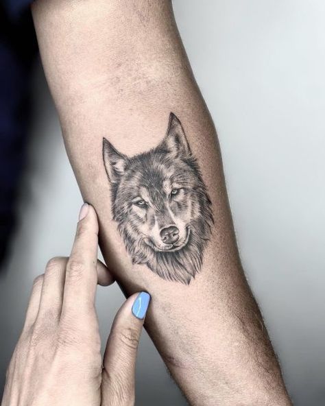 Wolf Paw Tattoos, Wolf Tattoo Forearm, Lone Wolf Tattoo, Wolf Tattoos For Women, Wolf Tattoo Ideas, Herren Hand Tattoos, Animal Tattoos For Men, Small Wolf Tattoo, Daniel Silva