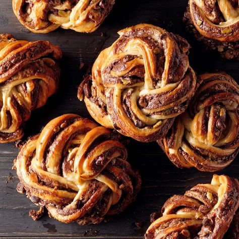 Halva and Nutella Babka Buns Babka Buns, Nutella Babka, Fall Bread, Fall Bread Recipes, Moist Pumpkin Bread, Holiday Bread, Nutella Spread, Savory Dinner, Easter Bread