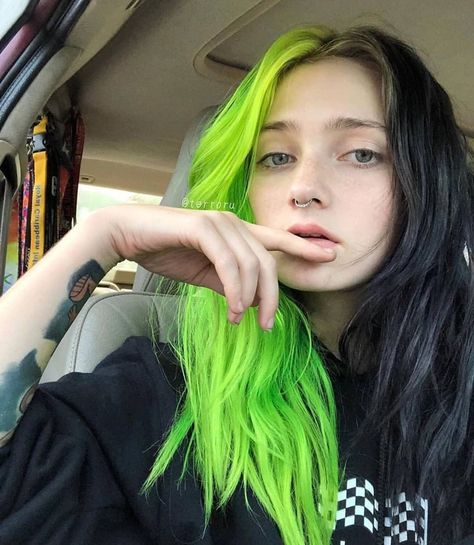 Perséfone, La Princesa Oscura on Instagram: “#gothic #gothicgirl #greenhair #gothicgirls #instagramers #dark” Black And Green Hair, Hair Jazz, Neon Green Hair, Split Dye, Split Dyed Hair, Black Hair Dye, Neon Hair, Split Hair, Girl Tattoo